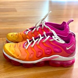 Used like new-Nike Air vapormax  plus size 10 pink/orange multi colored.